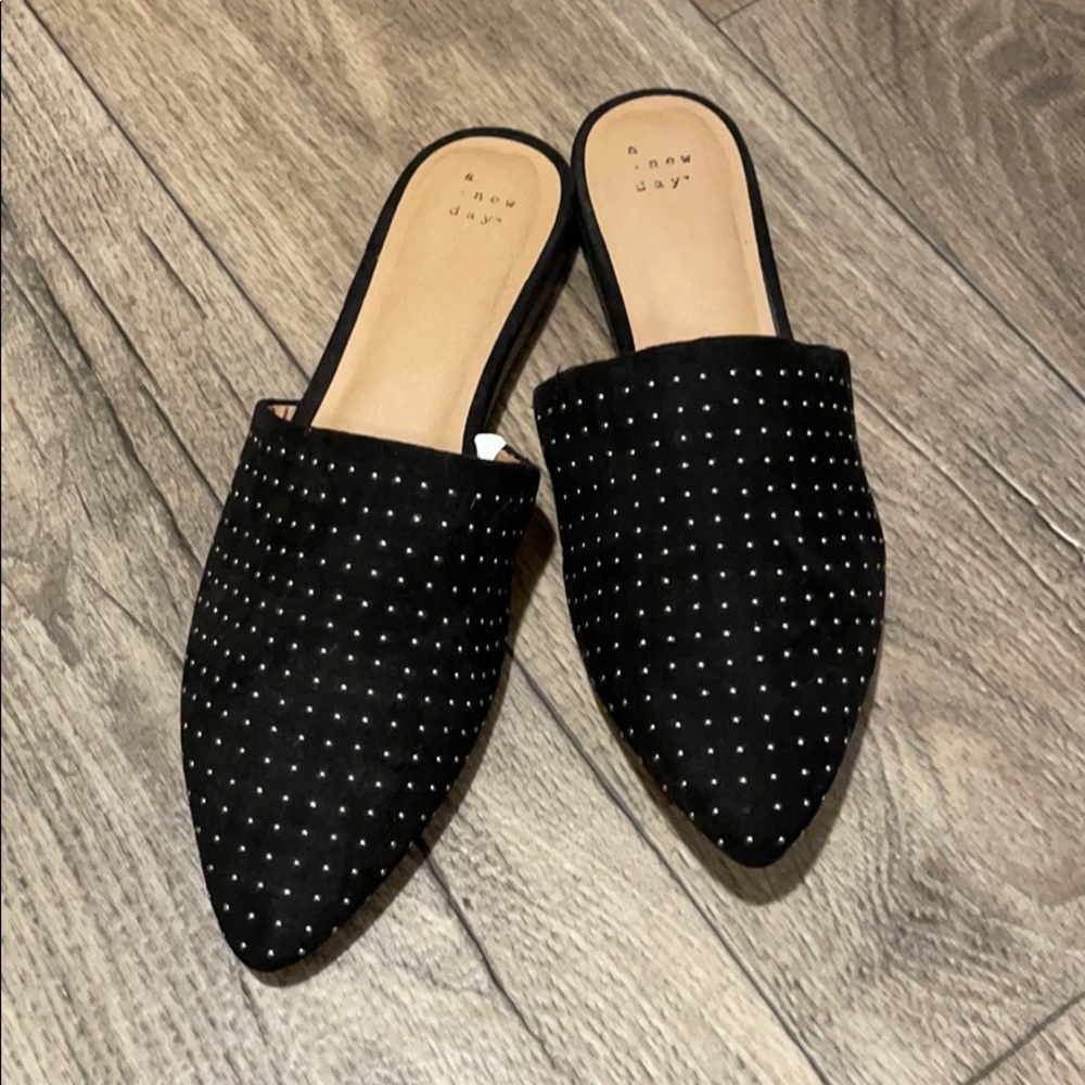 Black with silver studded pointed flats! Size:10